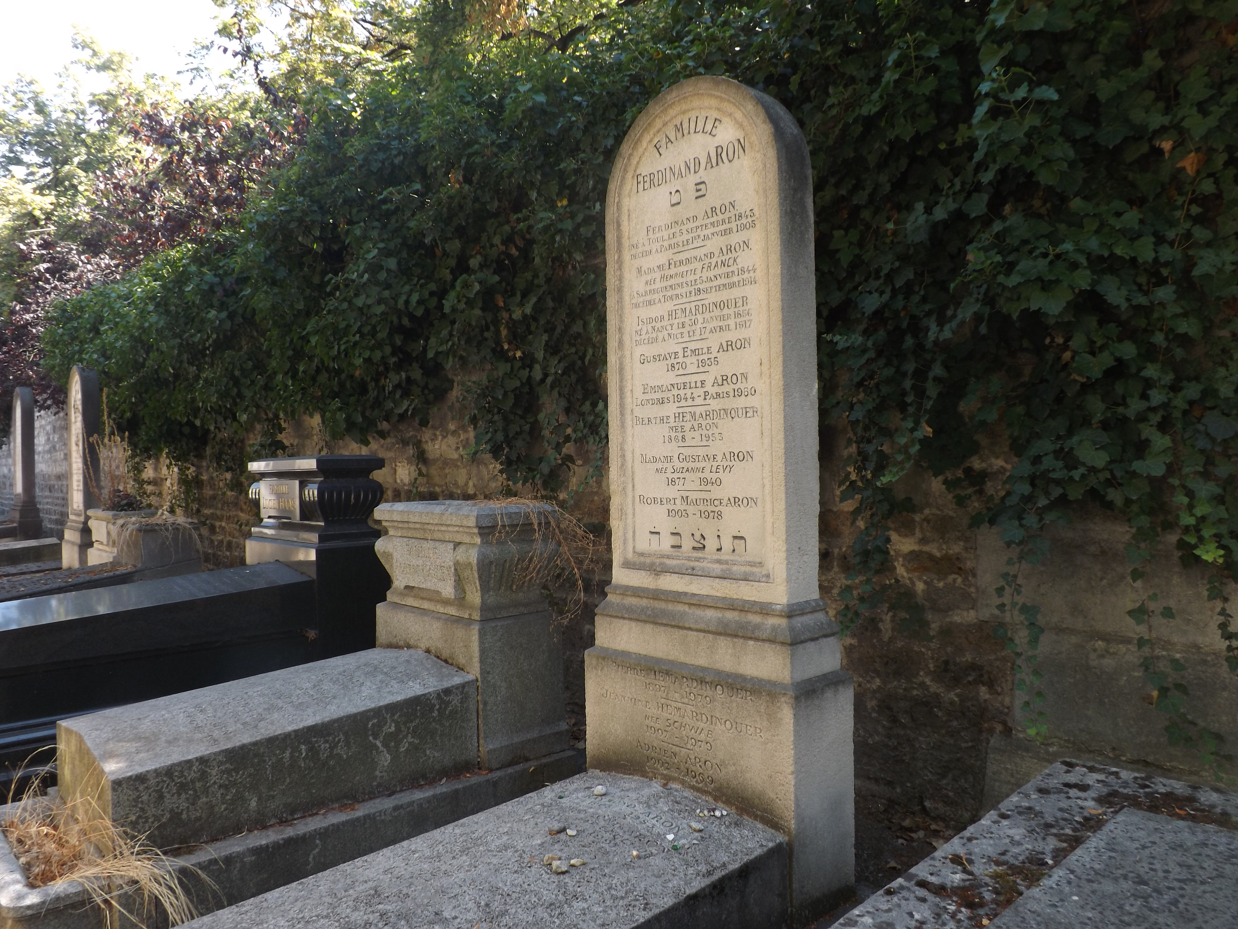 Tombe du philosophe Raymond Aron au cimetière du Montparnasse à Paris