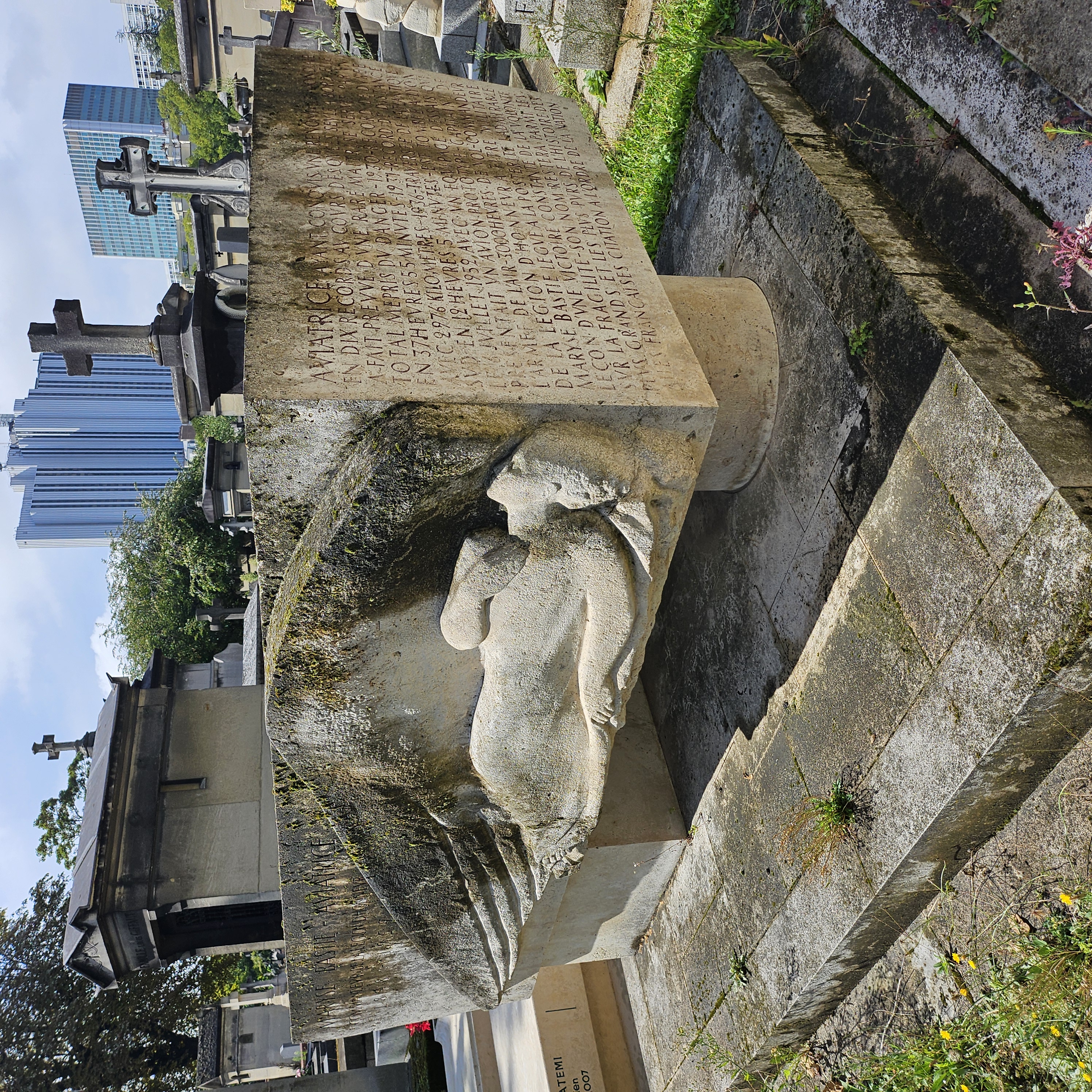 Tombe de l'aviatrice Maryse Bastié au cimetière du Montparnasse à Paris