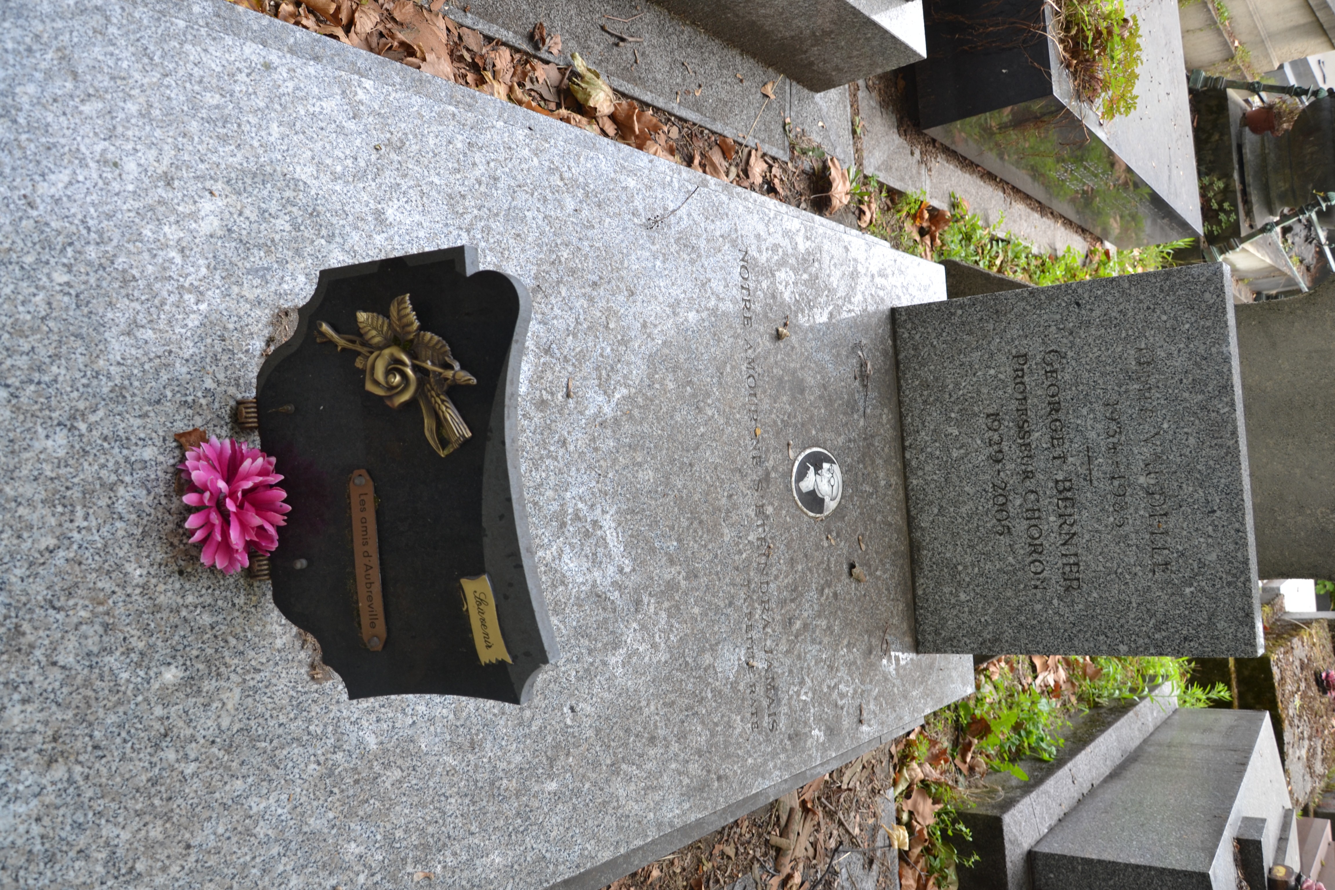 Tombe de Georges Bernier au cimetière du Montparnasse à Paris