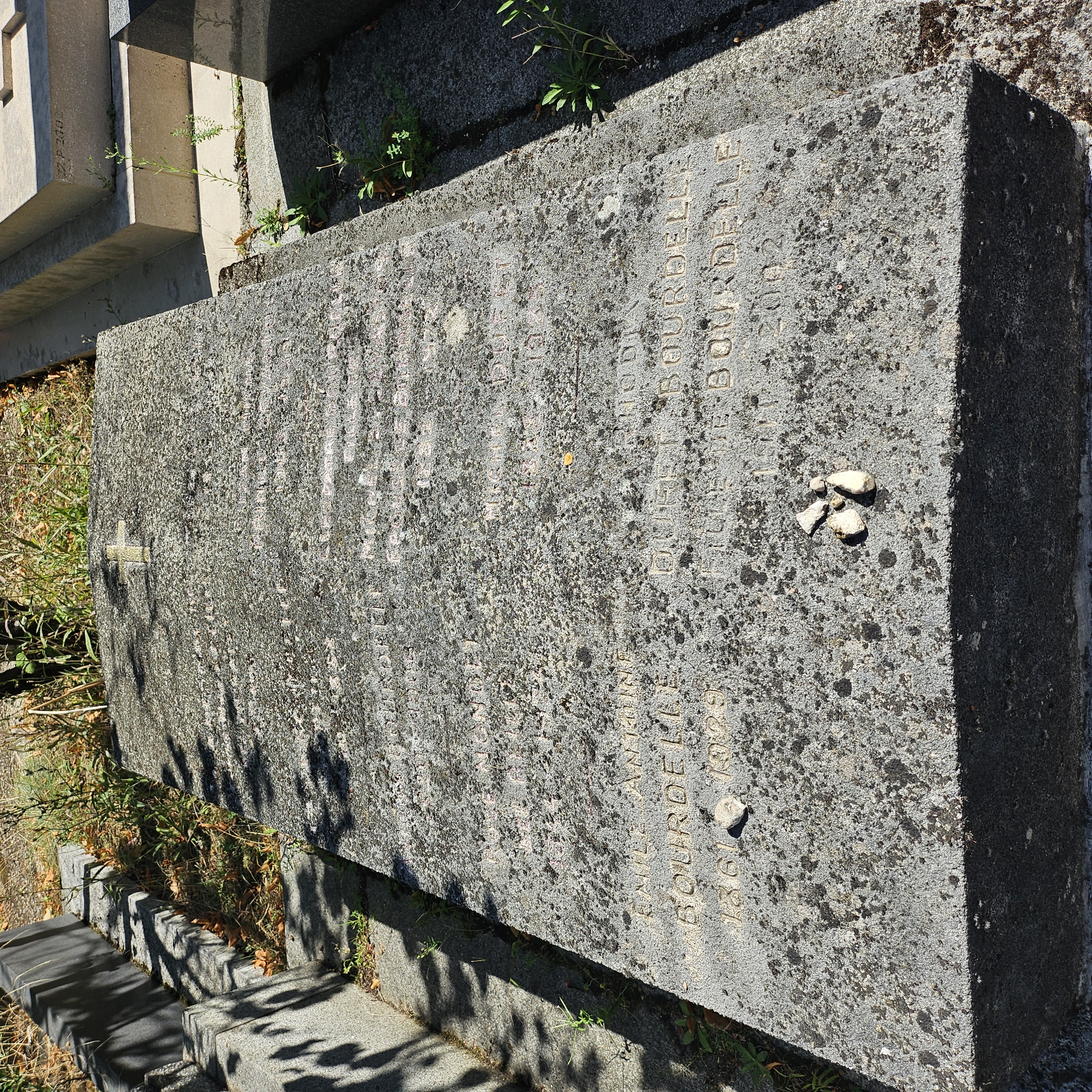 Tombe de Antoine Bourdelle au cimetière du Montparnasse à Paris