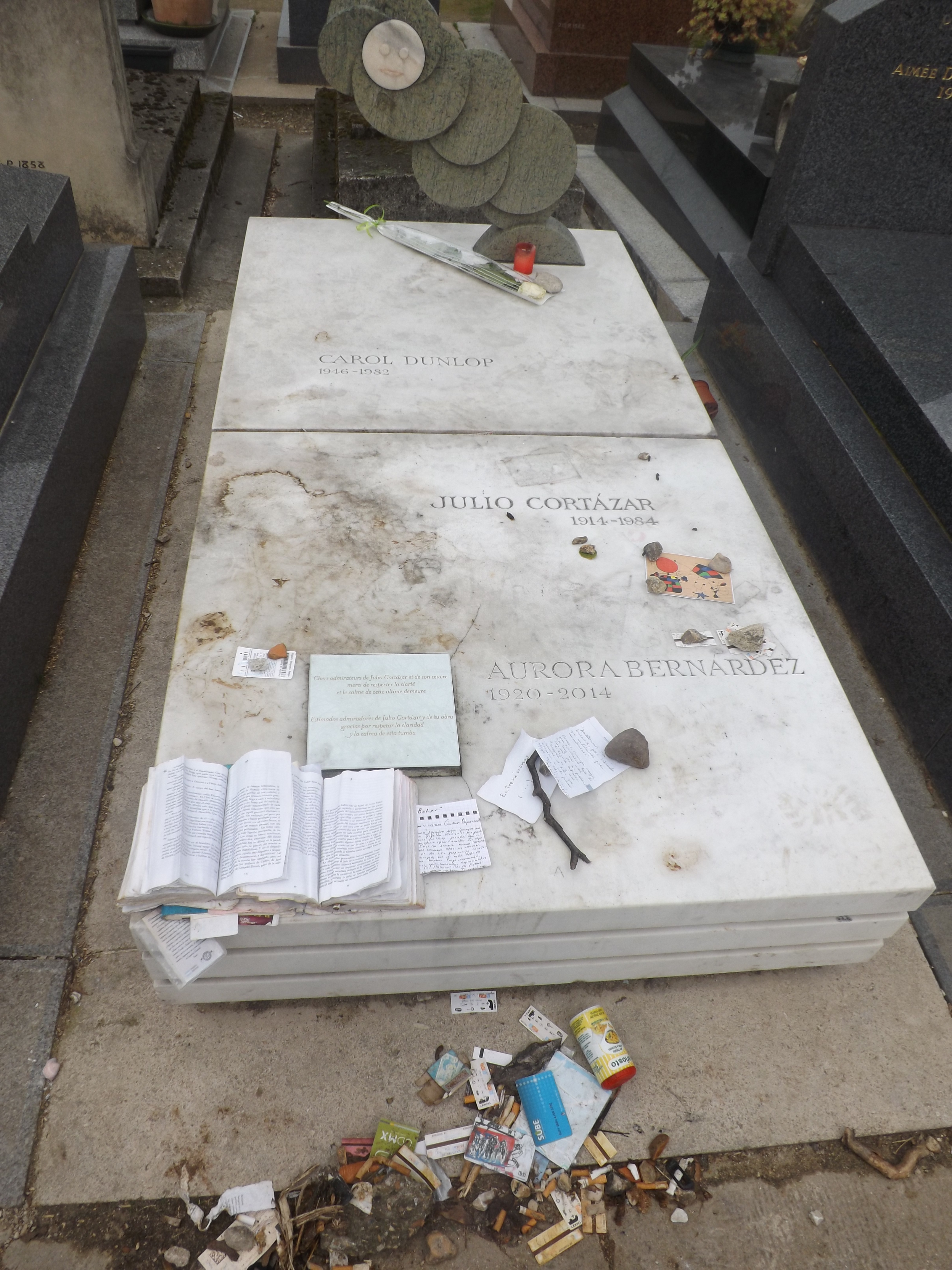 Tombe de Julio Cortazar au cimetière du Montparnasse à Paris