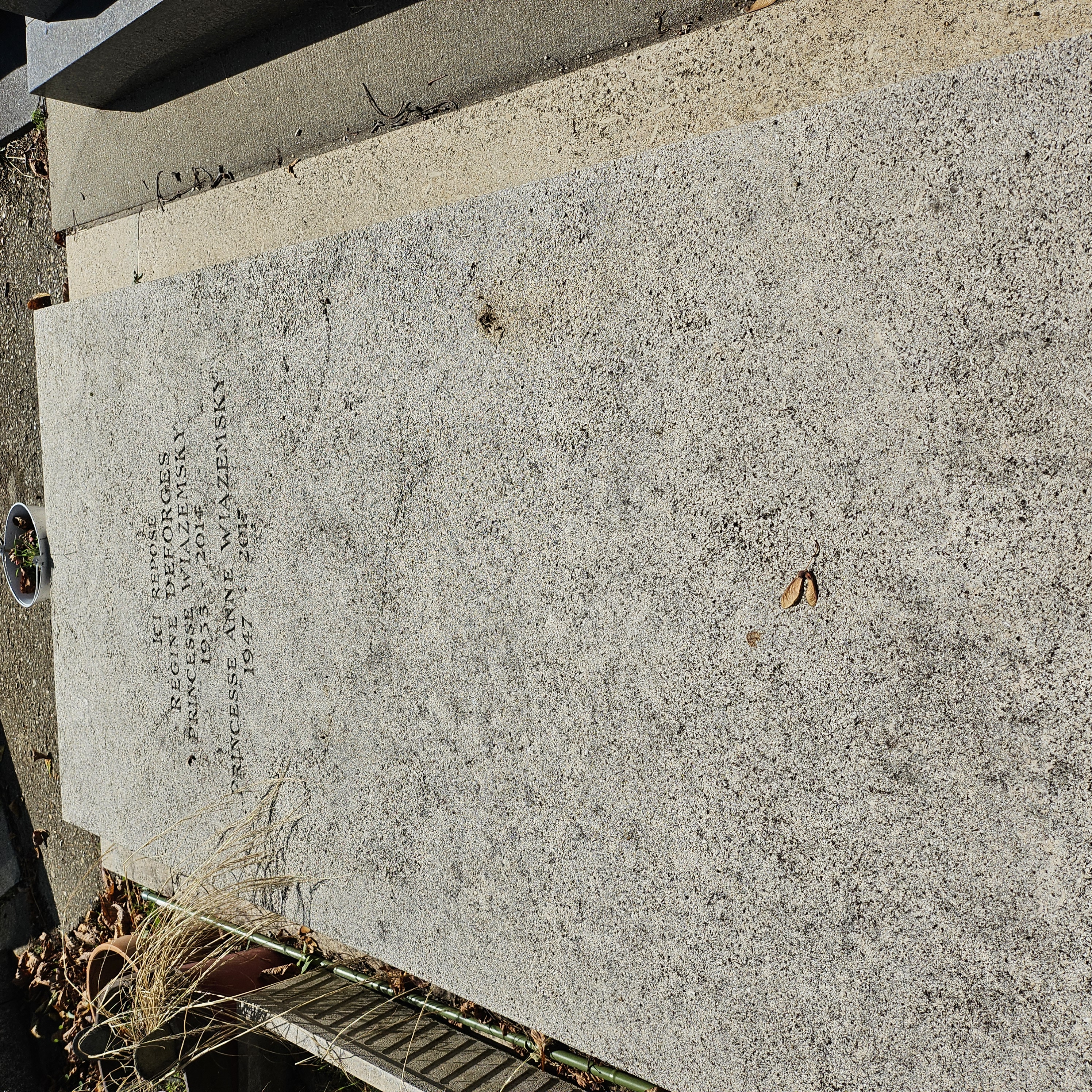 Tombe de Régine Deforges au cimetière du Montparnasse à Paris