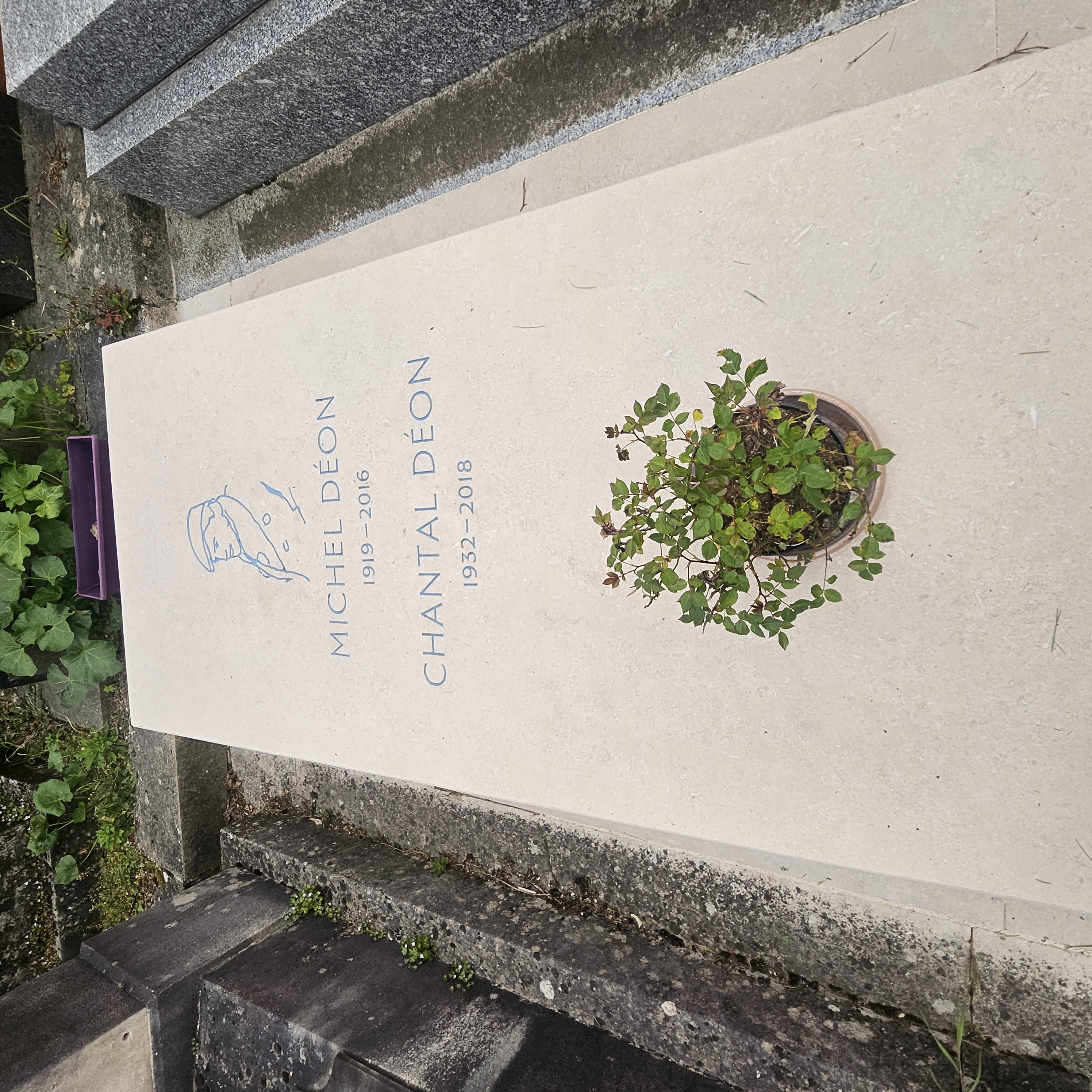 Tombe de Michel D&eacute;on au cimeti&egrave;re du Montparnasse