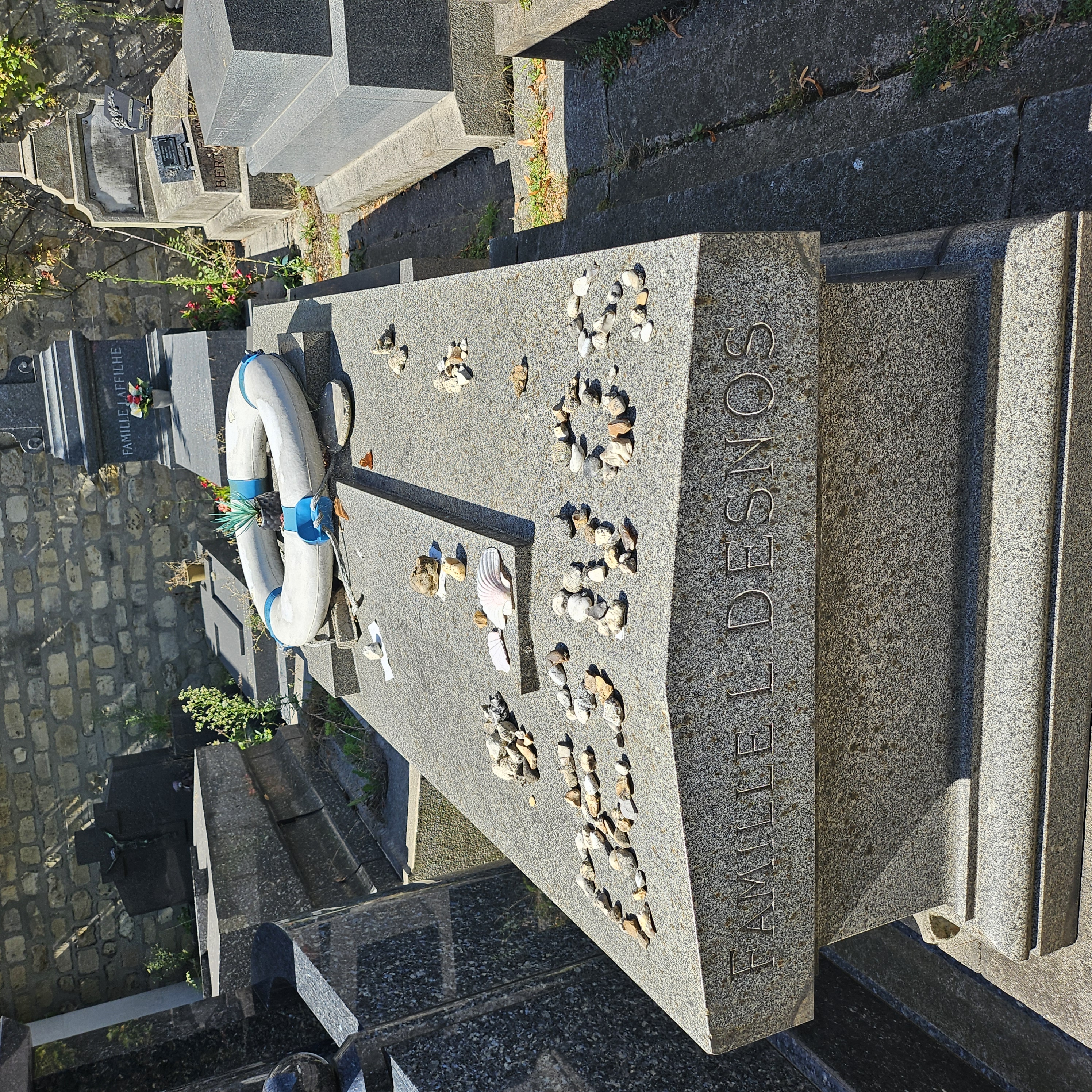 Tombe de Robert Desnos au cimetière du Montparnasse à Paris