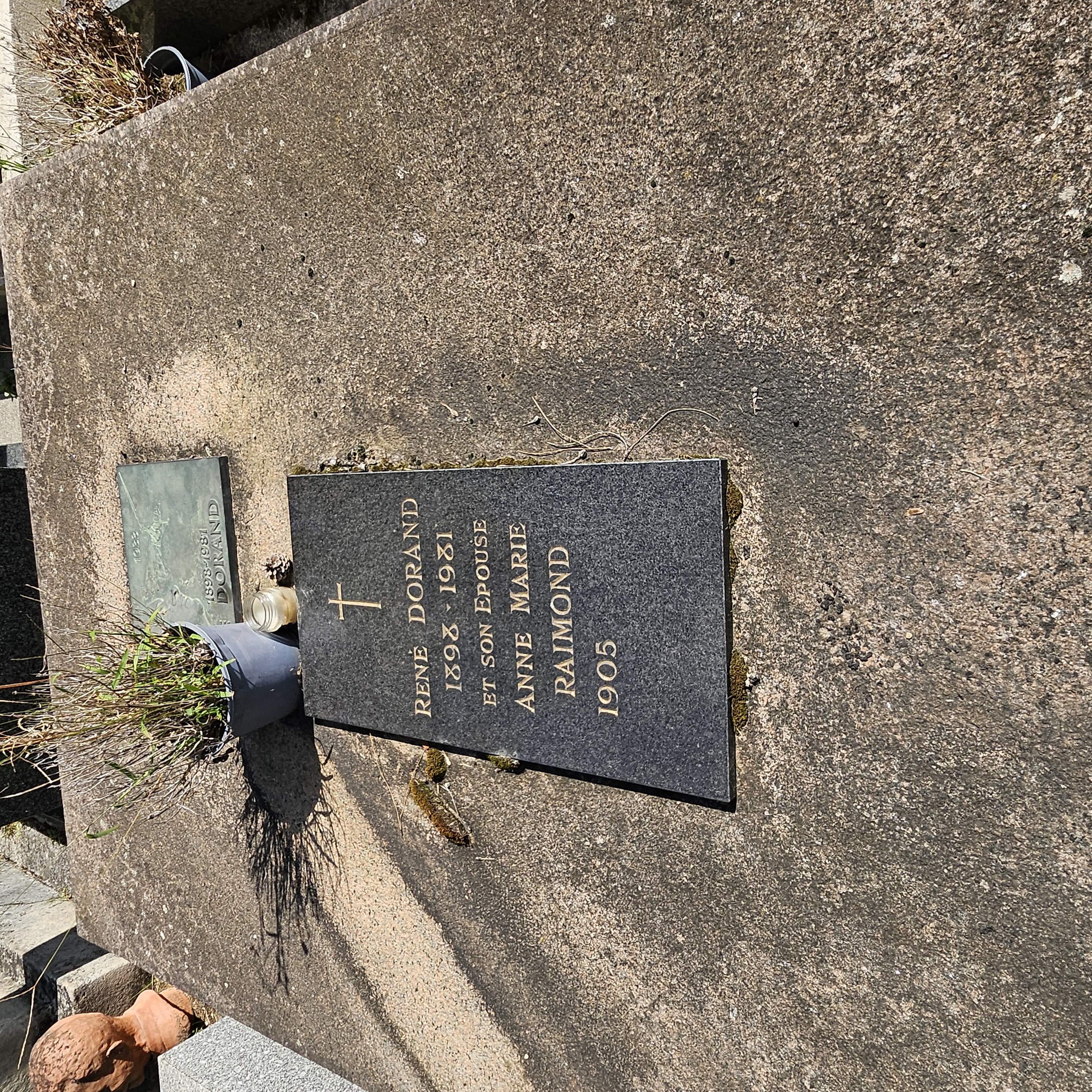 Tombe de Ren&eacute; Dorand au cimeti&egrave;re du Montparnasse