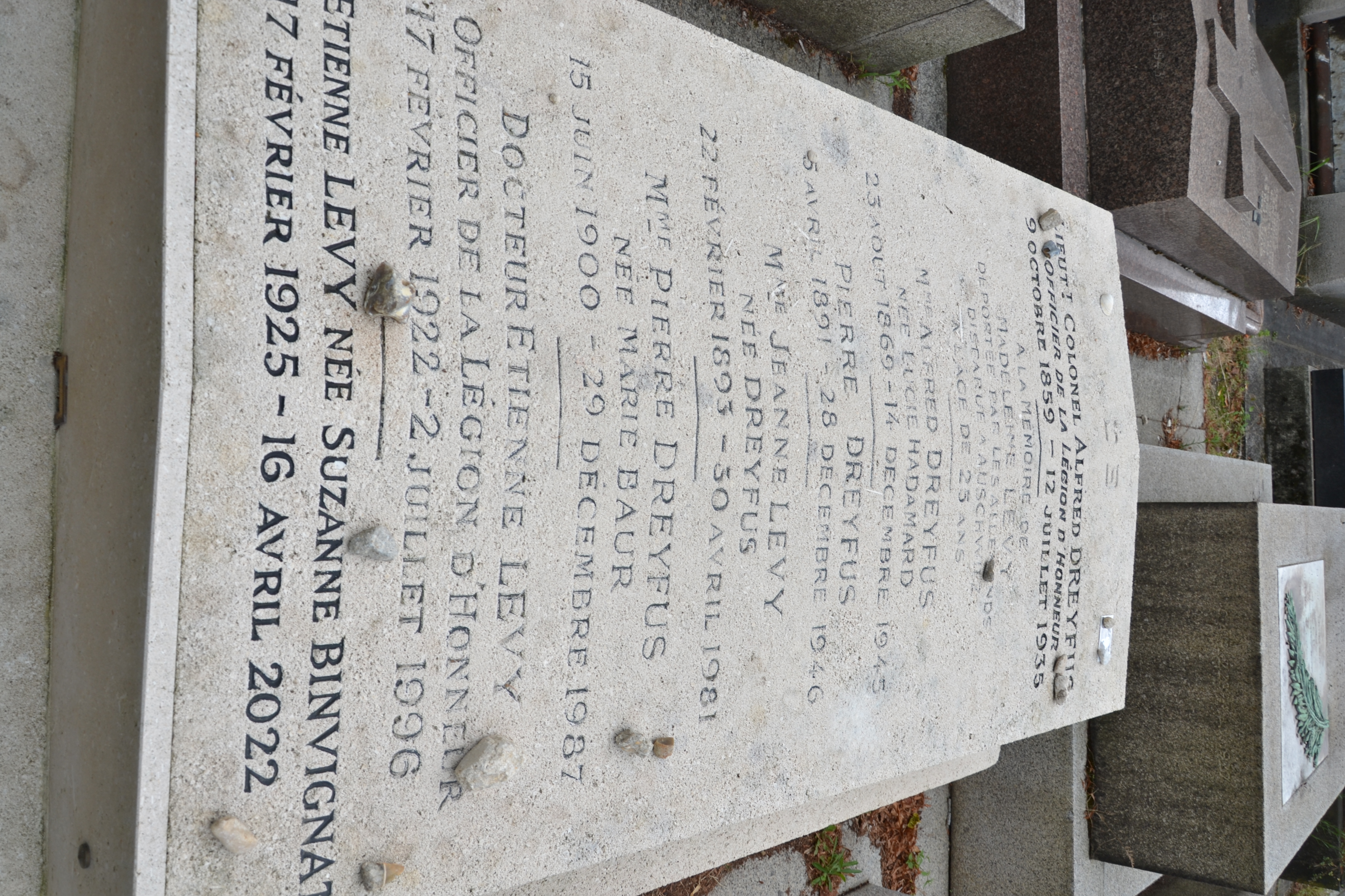 Tombe de Alfred Dreyfus au cimetière du Montparnasse à Paris