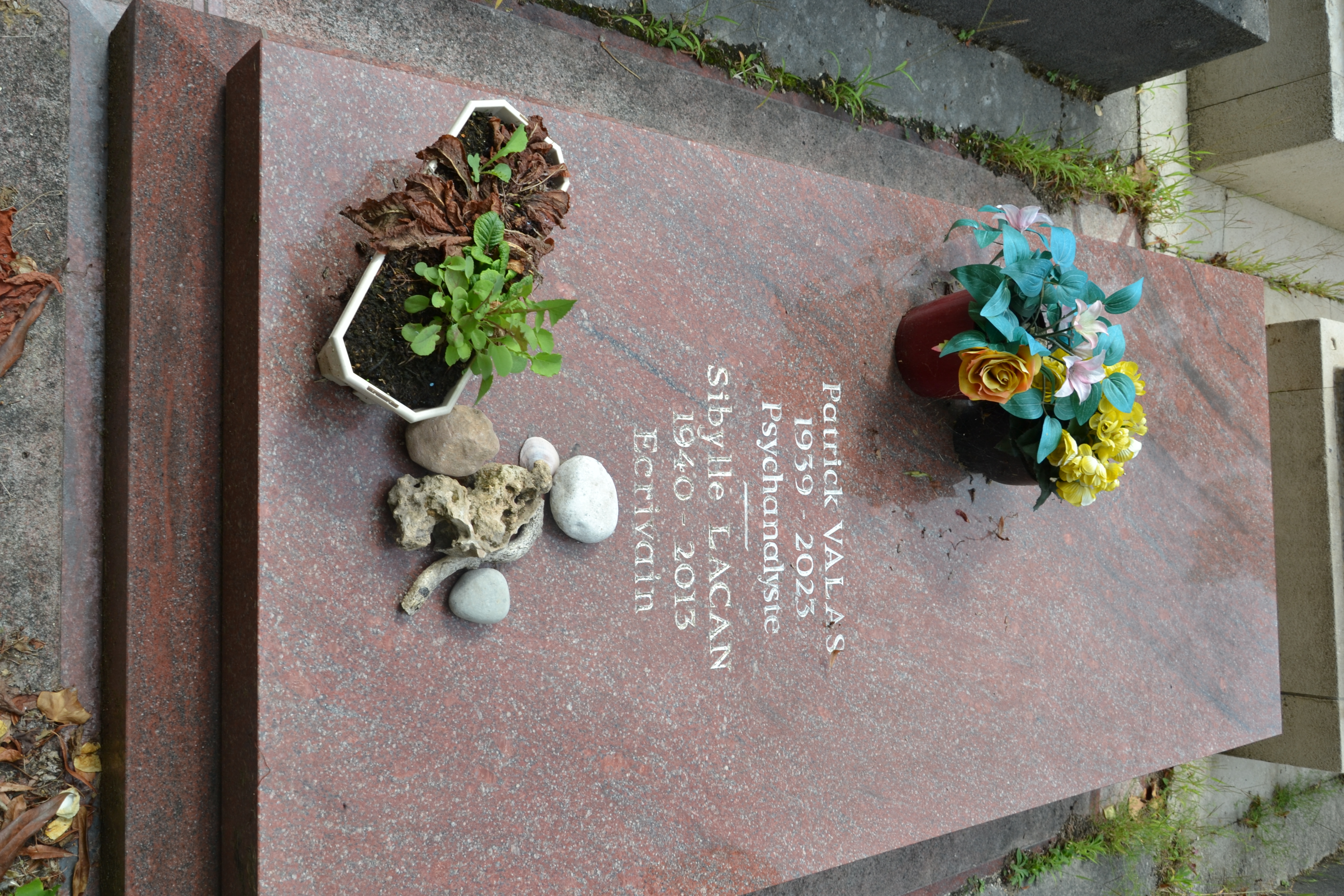 Tombe de Sibylle Lacan au cimetière du Montparnasse à Paris