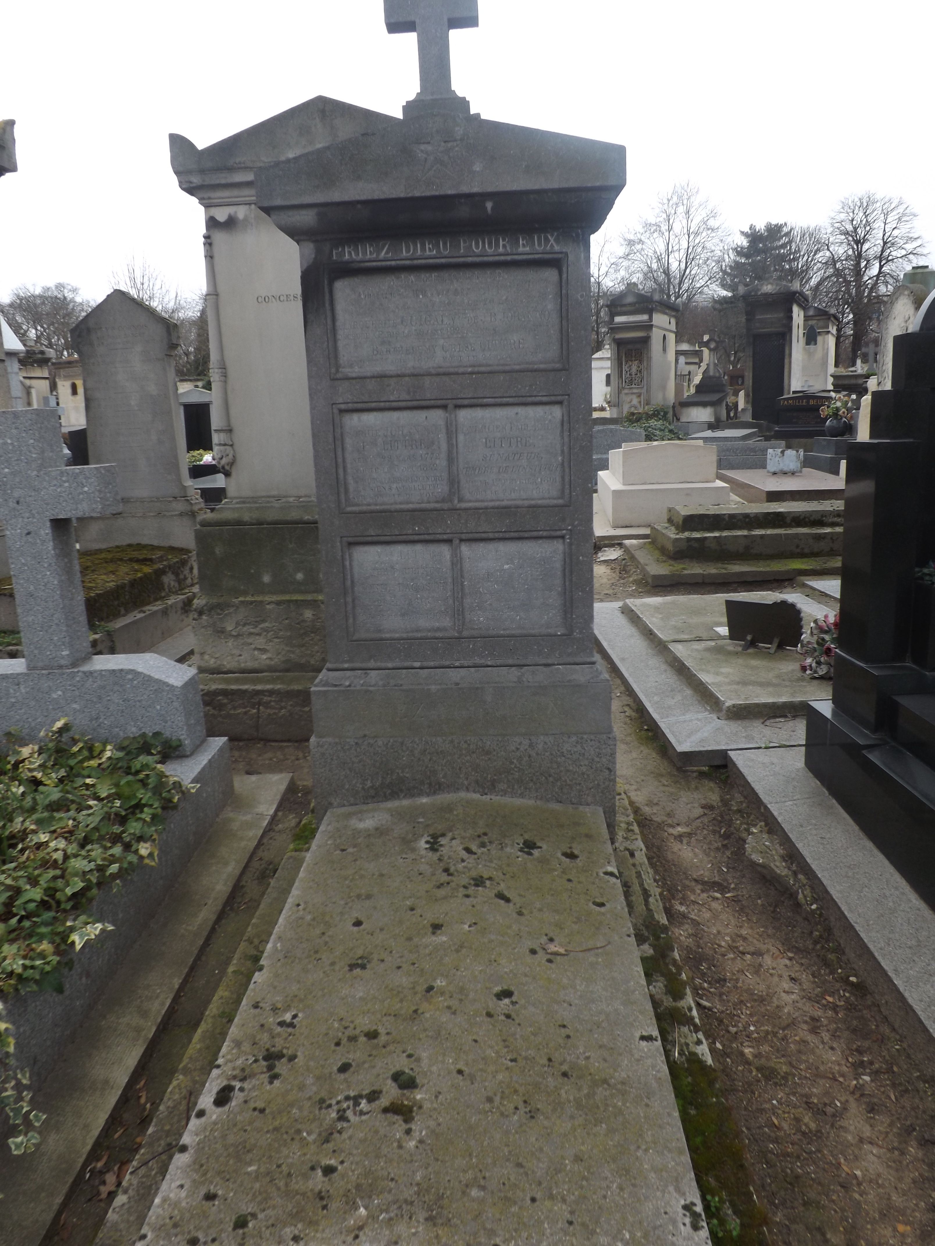 Tombe de Emile Littré au cimetière du Montparnasse à Paris