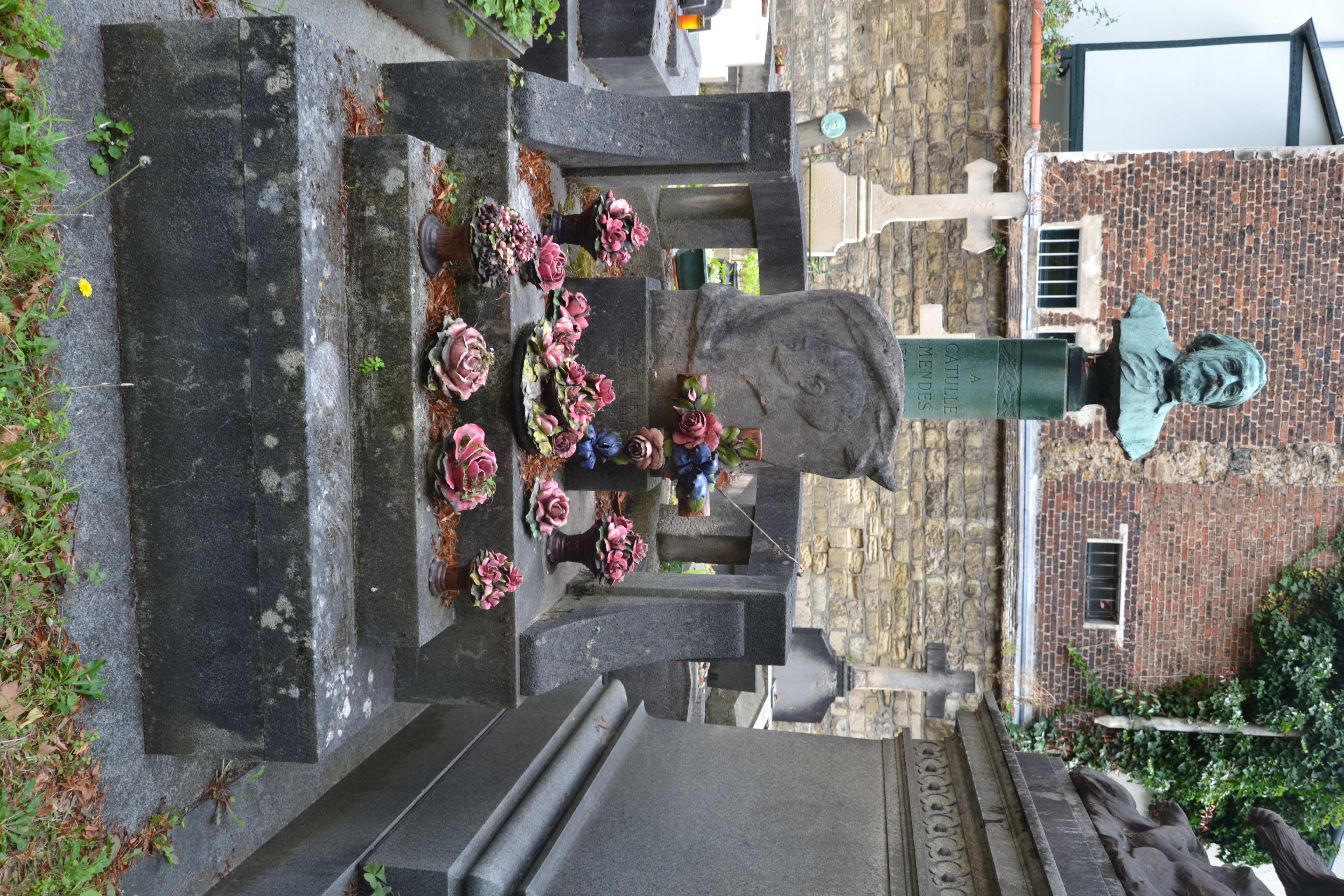 Tombe de Catulle Mend&egrave;s au cimeti&egrave;re du Montparnasse