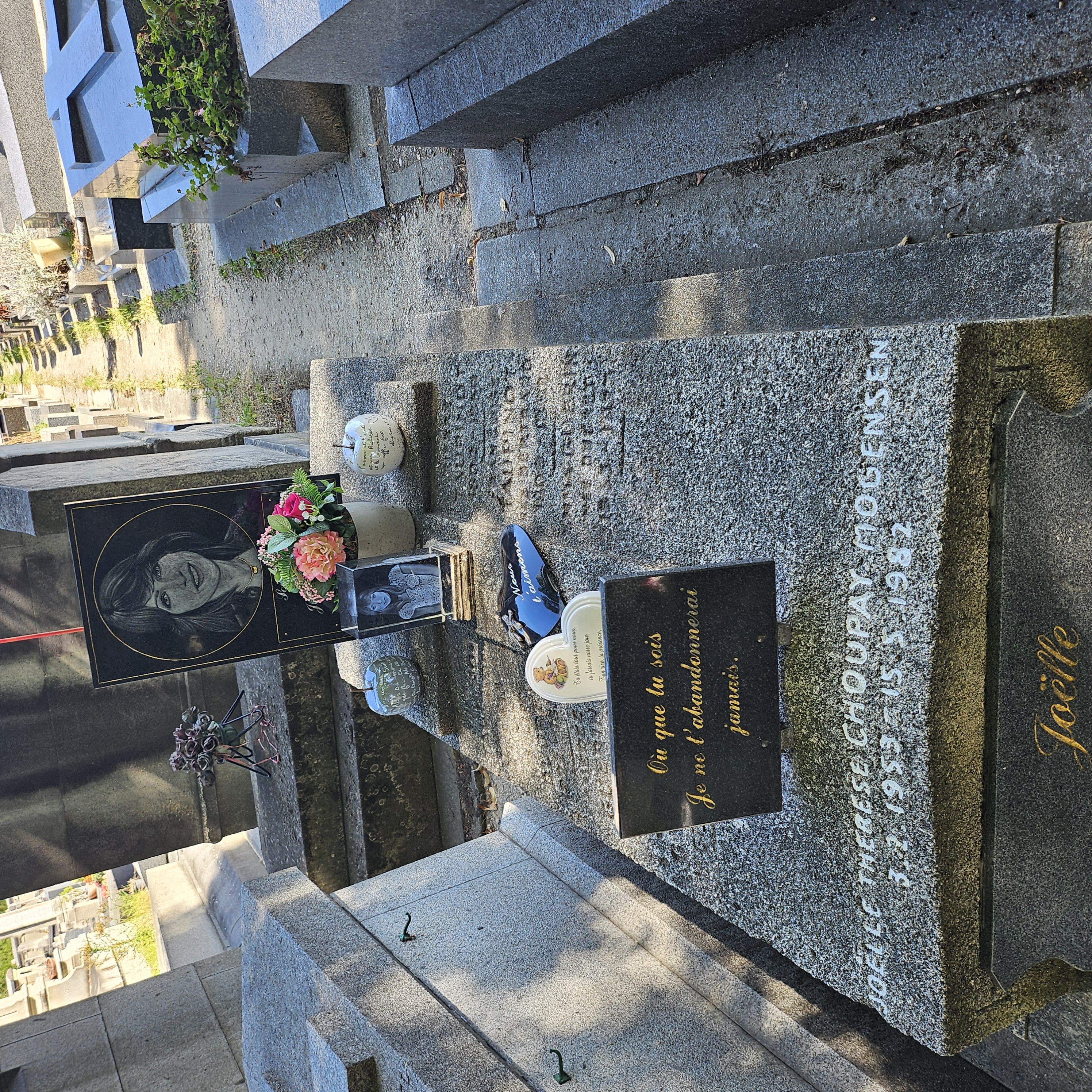 Tombe de Jo&euml;lle Mogensen au cimeti&egrave;re du Montparnasse