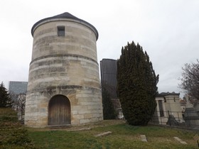 Élément ancien dans l'enceinte du cimetière du Montparnasse