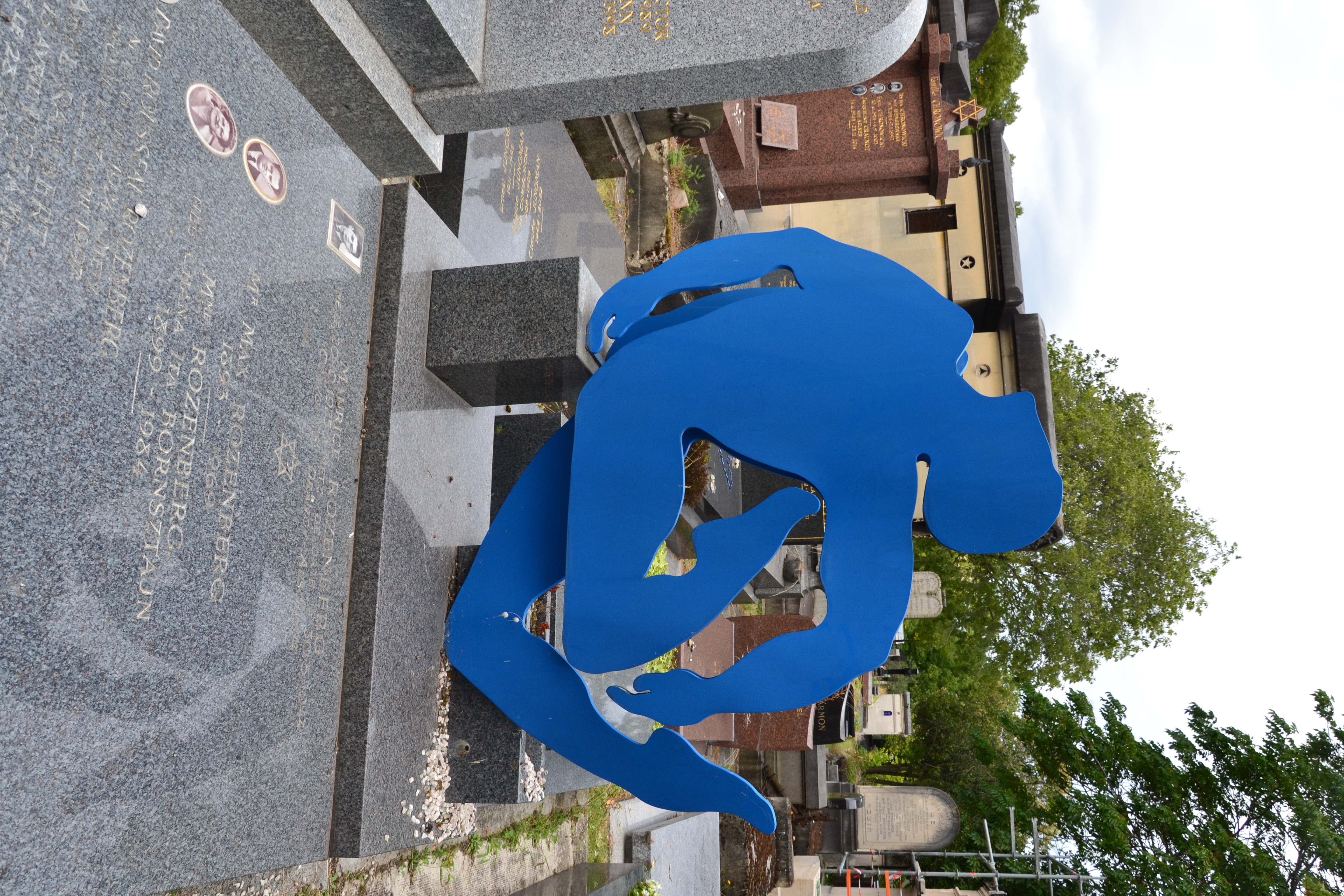 Sculpture bleue contemporaine au cimetière